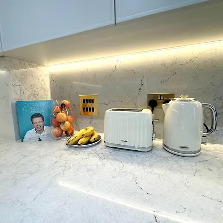 Lavish 2 Bedroom Flat With Private Balcony In Clerkenwell, Barbican *