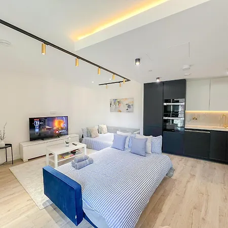 Lavish 2 Bedroom Flat With Private Balcony In Clerkenwell, Barbican London