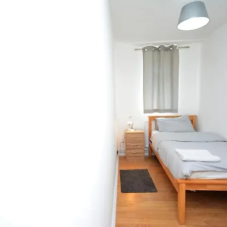 Holiday home 3 Bed House By White Hart Lane Edmonton