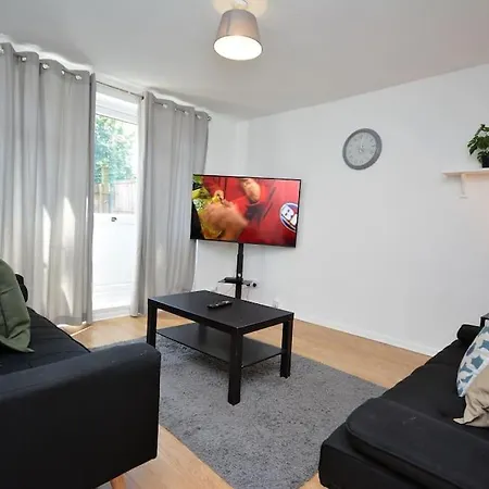 Holiday home 3 Bed House By White Hart Lane Edmonton