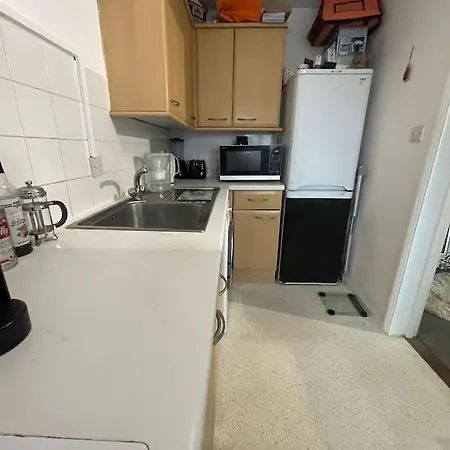 Private Close To Train Station *