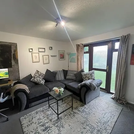 Private Close To Train Station Apartment London