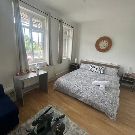 Guest house Master Grove New Southgate