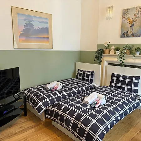 And Affordable Flat For 6 People In Zone 1 - Baker Street - With Breakfast Included * London