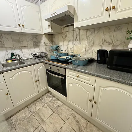 And Affordable Flat For 6 People In Zone 1 - Baker Street - With Breakfast Included Apartment London