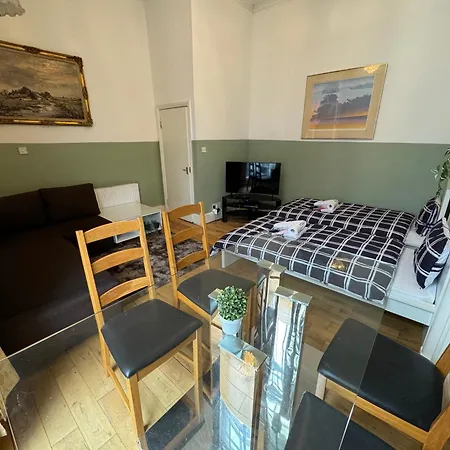 And Affordable Flat For 6 People In Zone 1 - Baker Street - With Breakfast Included London