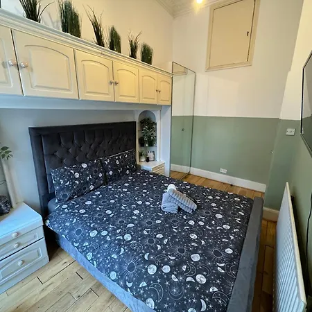 And Affordable Flat For 6 People In Zone 1 - Baker Street - With Breakfast Included Apartment *