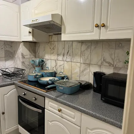 And Affordable Flat For 6 People In Zone 1 - Baker Street - With Breakfast Included Apartment London