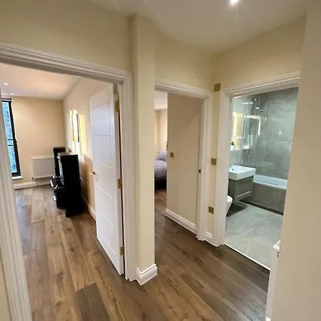 Stylish Riverside Apartment *