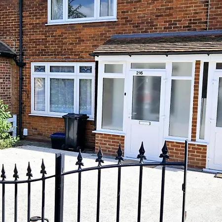 Bse Homes & Ltd Manford 3-bedroom Home, Chigwell ,greater London With Parking Sleeps 6 Apartment *