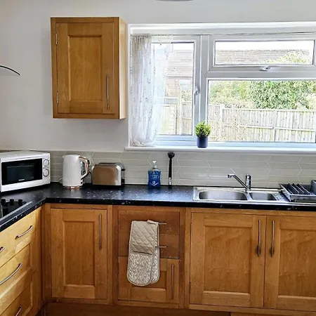 Apartment Bse Homes & Ltd Manford 3-bedroom Home, Chigwell ,greater London With Parking Sleeps 6 Ilford