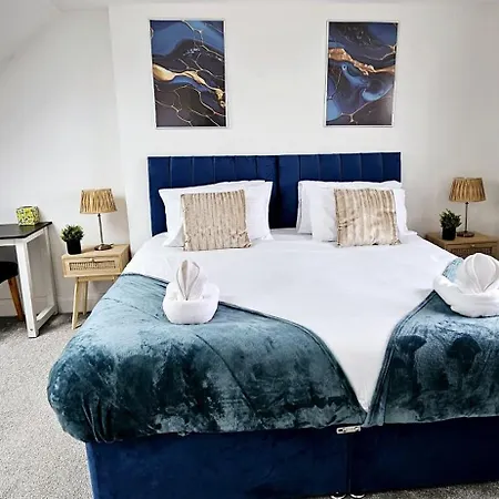 Bse Homes & Ltd Manford 3-bedroom Home, Chigwell ,greater London With Parking Sleeps 6 * Ilford