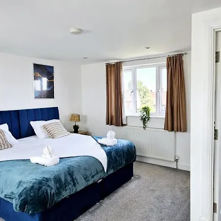Apartment Bse Homes & Ltd Manford 3-bedroom Home, Chigwell ,greater London With Parking Sleeps 6