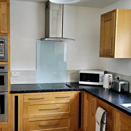 Bse Homes & Ltd Manford 3-bedroom Home, Chigwell ,greater London With Parking Sleeps 6 Apartment *