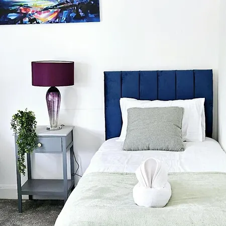 Bse Homes & Ltd Manford 3-bedroom Home, Chigwell ,greater London With Parking Sleeps 6 Apartment Ilford