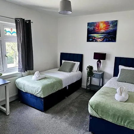 Bse Homes & Ltd Manford 3-bedroom Home, Chigwell ,greater London With Parking Sleeps 6 *
