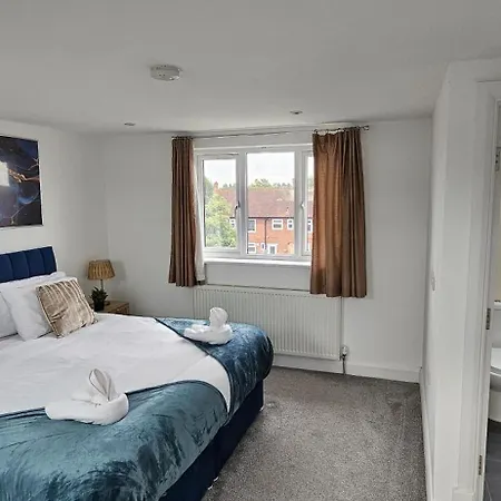 Bse Homes & Ltd Manford 3-bedroom Home, Chigwell ,greater London With Parking Sleeps 6 * Ilford