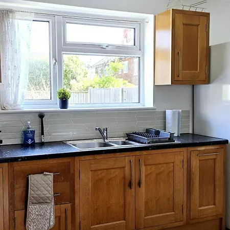 Bse Homes & Ltd Manford 3-bedroom Home, Chigwell ,greater London With Parking Sleeps 6 Apartment