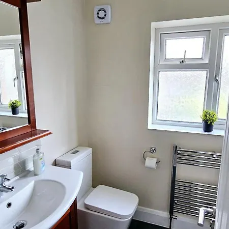 Bse Homes & Ltd Manford 3-bedroom Home, Chigwell ,greater London With Parking Sleeps 6 Apartment *
