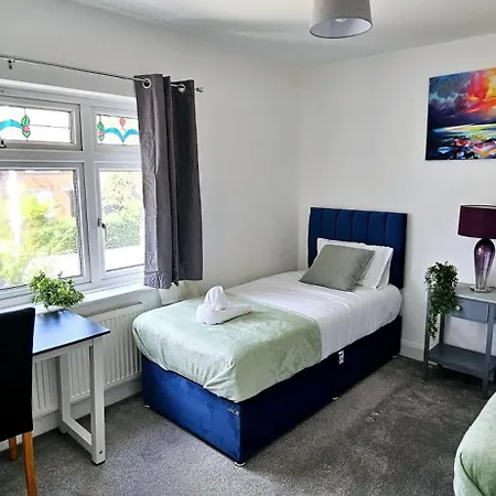 Bse Homes & Ltd Manford 3-bedroom Home, Chigwell ,greater London With Parking Sleeps 6 Apartment Ilford