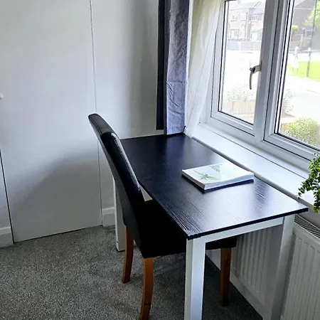 Apartment Bse Homes & Ltd Manford 3-bedroom Home, Chigwell ,greater London With Parking Sleeps 6 Ilford