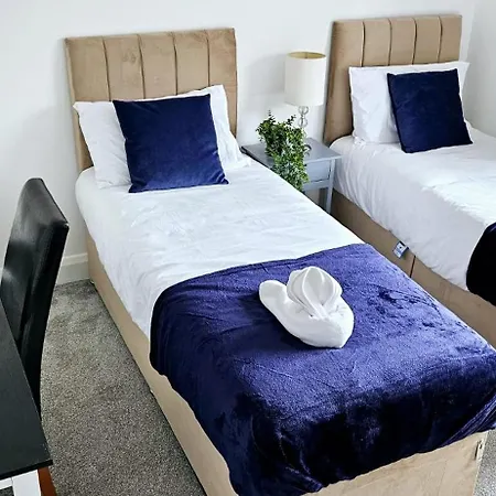 Bse Homes & Ltd Manford 3-bedroom Home, Chigwell ,greater London With Parking Sleeps 6 Apartment