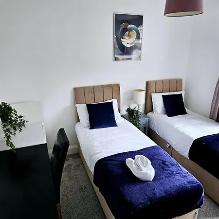 Bse Homes & Ltd Manford 3-bedroom Home, Chigwell ,greater London With Parking Sleeps 6 Apartment *