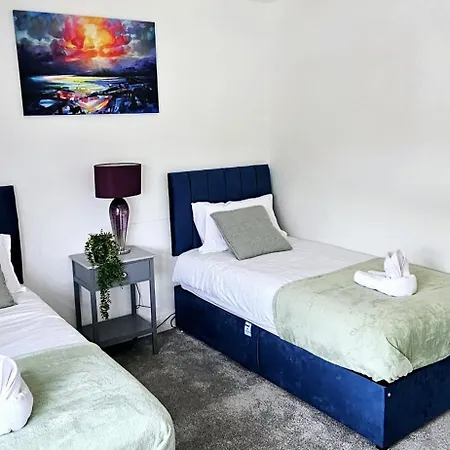 Apartment Bse Homes & Ltd Manford 3-bedroom Home, Chigwell ,greater London With Parking Sleeps 6 *