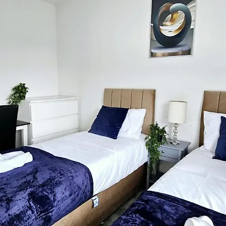 Apartment Bse Homes & Ltd Manford 3-bedroom Home, Chigwell ,greater London With Parking Sleeps 6 Ilford