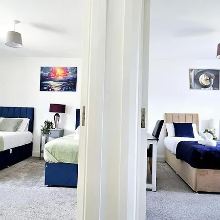 Bse Homes & Ltd Manford 3-bedroom Home, Chigwell ,greater London With Parking Sleeps 6 Ilford