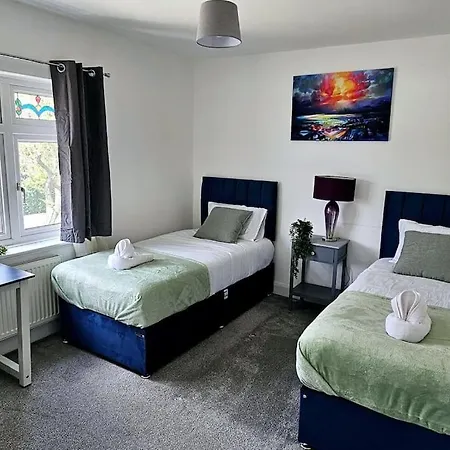 Apartment Bse Homes & Ltd Manford 3-bedroom Home, Chigwell ,greater London With Parking Sleeps 6