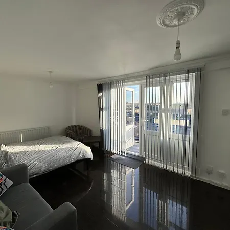 Large Private With Balcony Homestay *