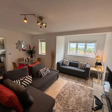 Skyline Haven - Modern 2b, Parking, Wifi & 4ktv