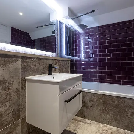 Palm Tree House - The Farmhouse * Orpington