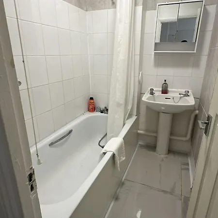 Ground Floor One Bedroom Flat Apartment London