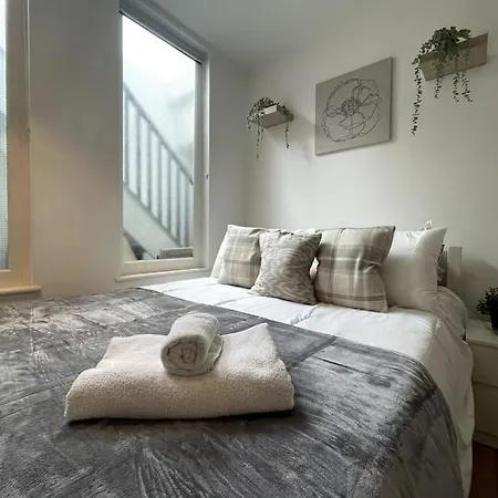 Modern And Luxurious 2 Bed Flat In Fulham London