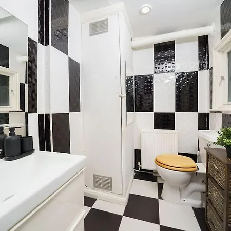Modern And Luxurious 2 Bed Flat In Fulham London