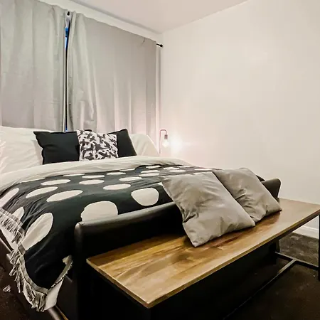 Stylish Bridge Hideaway Apartment London