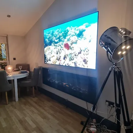 Holiday home 4 Bed With Cinema, F1 Racing Sim, 1 Gb Internet, Bbq, Garden, 20 Mins London, Parking, Ev Port, Metro 5 Mins Walk London