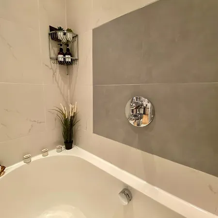 Apartment One-bed Flat In The Heart Of London, Bank Payment Required To The Host Up To 12h After You Have Made A Reservation *