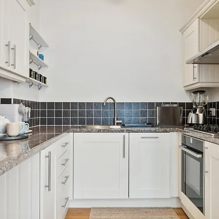 Spacious And Bright 1 Bedroom Flat Apartment