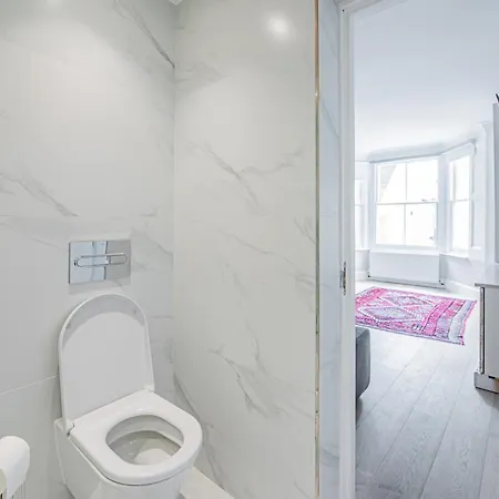 Stylish 3 Bedroom Flat In Little Venice Apartment