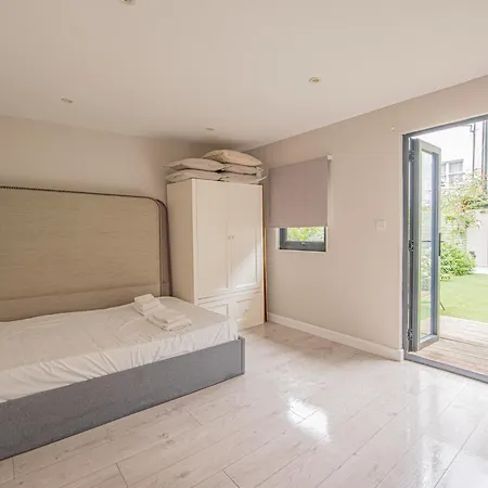 Stylish 3 Bedroom Flat In Little Venice