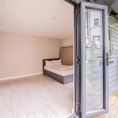 Stylish 3 Bedroom Flat In Little Venice London