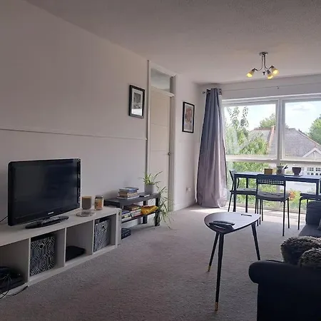 1 Bedroom Flat With Allocated Parking Apartment *