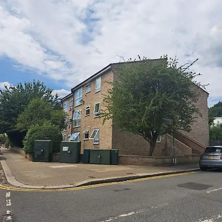 1 Bedroom Flat With Allocated Parking Apartment