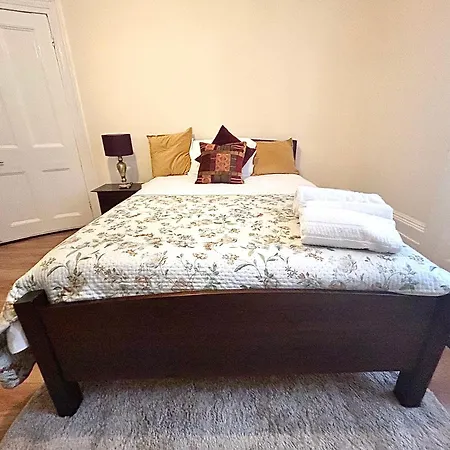 Charming 2 Bedroom Family Apartment *