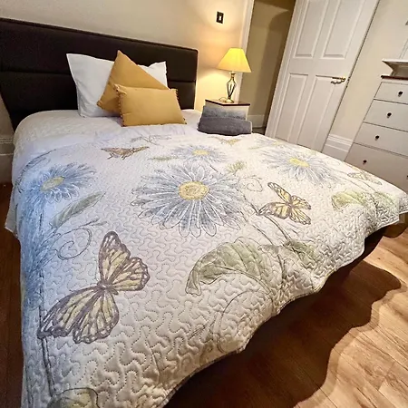 Charming 2 Bedroom Family * London