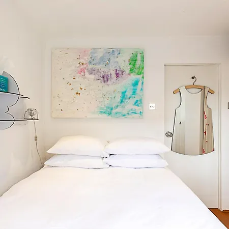 Parsons Modern One Bedroom Flat *