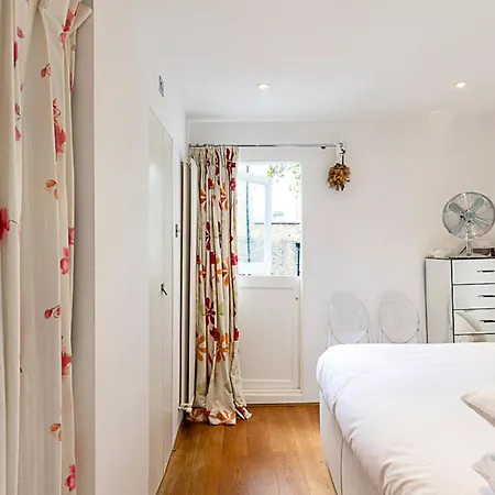 Parsons Modern One Bedroom Flat *